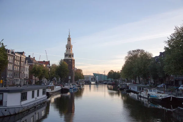 Typický Pohled Kanálu Nábřeží Historickém Centru Města Amsterdam Nizozemsko — Stock fotografie