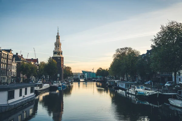Vista Típica Del Terraplén Del Canal Centro Histórico Ciudad Amsterdam — Foto de Stock