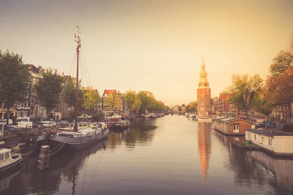 Tipik Görünümü City Amsterdam Hollanda Tarihi Merkezinde Kanal Set — Stok fotoğraf