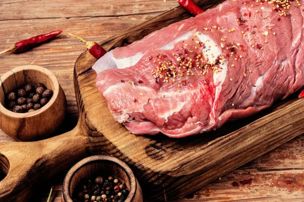 Fresh Cut Beef Meat Cutting Board Spices — Stock Photo, Image