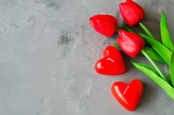 Fondo Vacaciones Con Flores Primavera Ramo Tulipanes Velas Forma Corazones — Foto de Stock