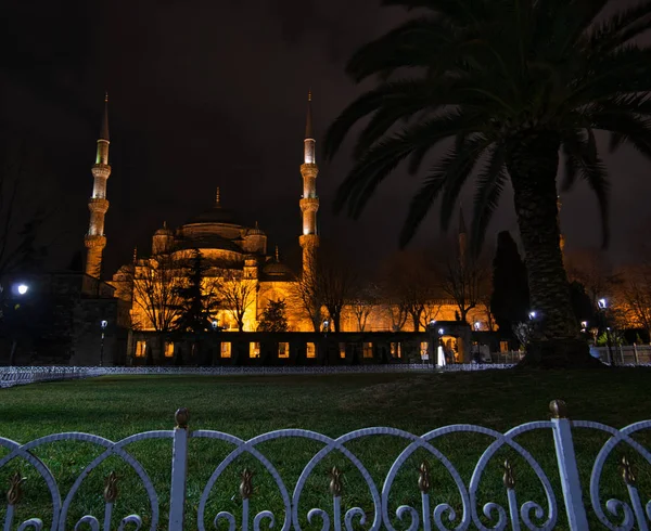 Eine Nachtaufnahme Der Erleuchteten Blauen Moschee Mitten Istanbul — Stockfoto