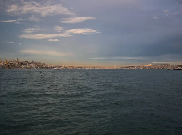 Utsikt Över Bosporen Istanbul Med Stora Bron Bakgrunden — Stockfoto