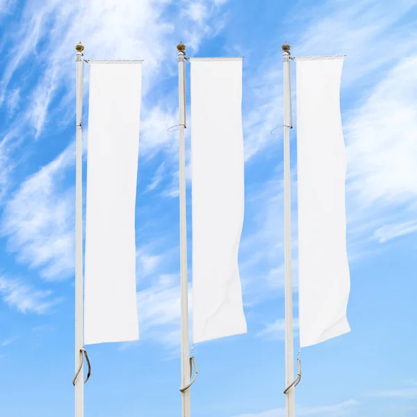 Drie Lege Witte Vlaggen Vlaggenmasten Tegen Bewolkte Blauwe Hemel Corporate — Stockfoto