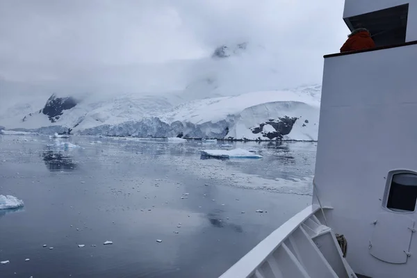 Kreuzfahrtschiff Fährt Auf Eisigen Gewässern — Stockfoto