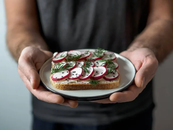 Hände Nehmen Teller Mit Veganem Sandwich Gesunder Appetizer Vollkornbrot Toast — Stockfoto
