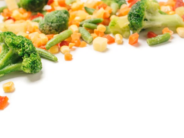 冷冻蔬菜在白色上分类 有剪裁路径 用冰分离的蔬菜单缘 冷冻混合蔬菜与文本的复制空间 — 图库照片
