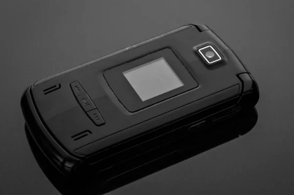 Altes Ramponiertes Und Zerkratztes Handy Auf Grauem Hintergrund Mit Reflexion — Stockfoto