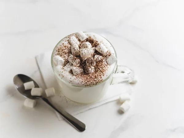 Babyccino Vispad Mjölk Eller Grädde Med Kakao Eller Kanel Pulver — Stockfoto