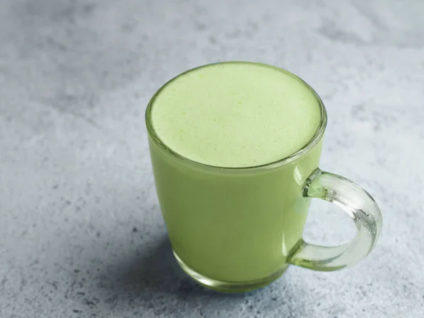 Modny Pomysł Drinka Matcha Zielona Herbata Latte Szklanym Kubku Matcha — Zdjęcie stockowe