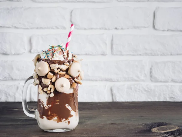 Närbild Bild Freakshake Mason Jar Bruna Bord Freaked Milkshake Med — Stockfoto