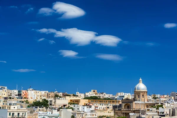 Pohled Panoráma Kalkara Malta Modrou Oblohu Zajímavé Mraky Kostel Svatého — Stock fotografie