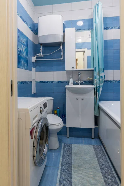 Toegang Tot Een Kleine Badkamer Met Toilet — Stockfoto