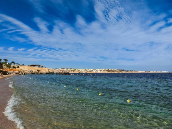 在埃及 沙姆沙伊赫在阳光明媚的日子红海海滩与干净的水 — 图库照片