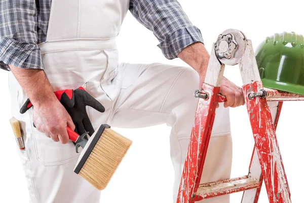 Hausmaler Arbeiter Auf Der Leiter Mit Weißen Arbeitskitteln Hält Die — Stockfoto