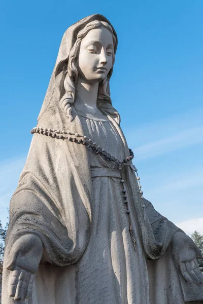 Статуя Девы Марии Четками Против Голубого Неба — стоковое фото