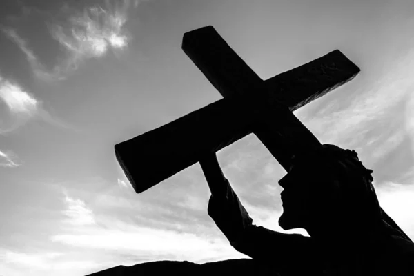 Estátua Bronze Jesus Carregando Sua Cruz Caminho Sua Crucificação Ideal — Fotografia de Stock