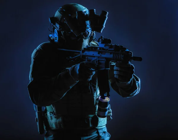 陸軍特殊作戦特殊部隊の兵士 警察のカウンターのテロ攻撃のチームのメンバー マスク ヘッドセットとナイト ビジョン デバイス ヘルメットでセキュリティ サービスのライフル銃兵武装サービスの短砲身ライフル — ストック写真