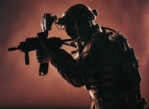 陸軍兵士 対テロ部隊戦闘機 弾薬やボディアーマーの軍用傭兵 ナイトビジョン装置付きヘルメット 短砲身サービスライフル 低キー スタジオ撮影を目的とした — ストック写真