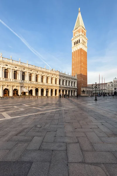 Der Markusturm Auf Dem Markusplatz Von Venedig —  Fotos de Stock