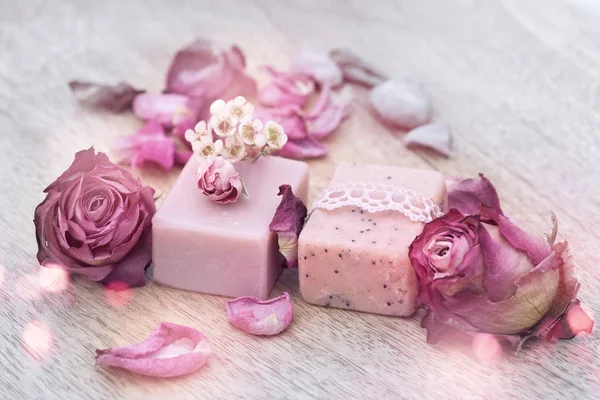 Stilleven Met Natuurlijke Zeep Paarse Rozen Voor Schoonheidsverzorging — Stockfoto