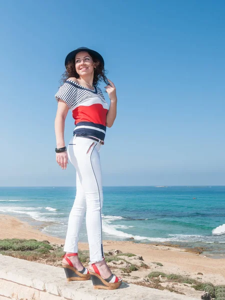 Portret Van Een Lachend Meisje Wit Jisa Blauwe Hoed Tegen — Stockfoto