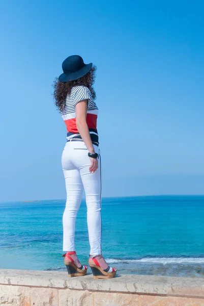 여름날 비자와 모자를 바다에 소녀의 — 스톡 사진