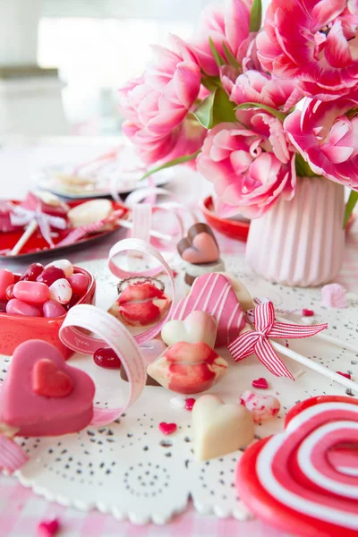 Вкусные Сладости Форме Сердца Феш Розовые Тюльпаны — стоковое фото