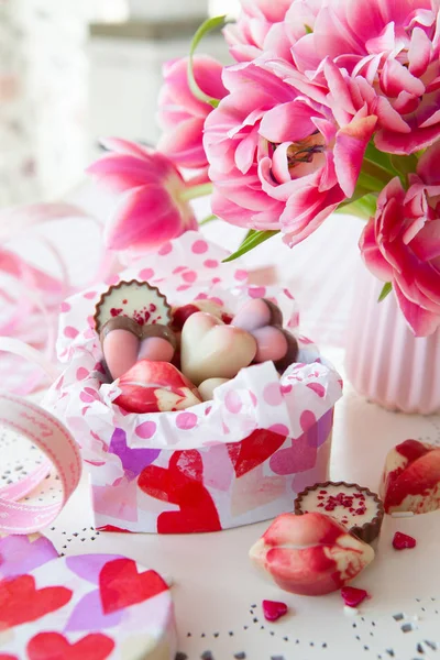 Leckere Süßigkeiten Herzform Und Festliche Rosa Tulpen — Stockfoto