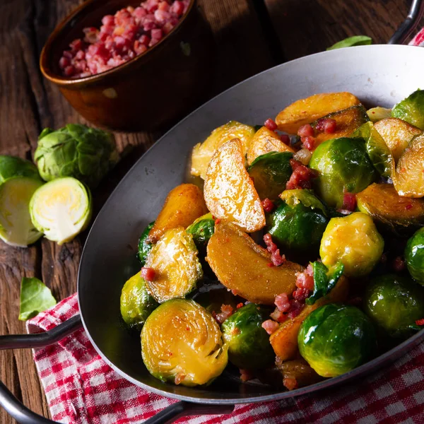 Spruitjes Aardappelpan Met Spek Rustieke Stijl — Stockfoto