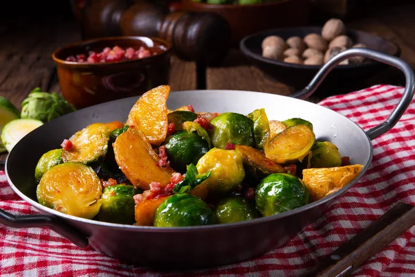 Spruitjes Aardappelpan Met Spek Rustieke Stijl — Stockfoto