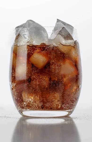 Verre Coca Cola Glacé Sur Une Table Blanche — Photo