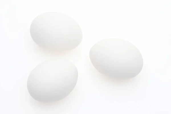 Białe Surowe Jaja Studiu Nakręconym Białym Tle — Zdjęcie stockowe