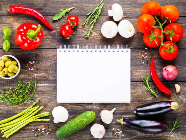 Cuaderno Ingredientes Para Cocinar Verduras Hierbas Sobre Fondo Mesa Madera — Foto de Stock