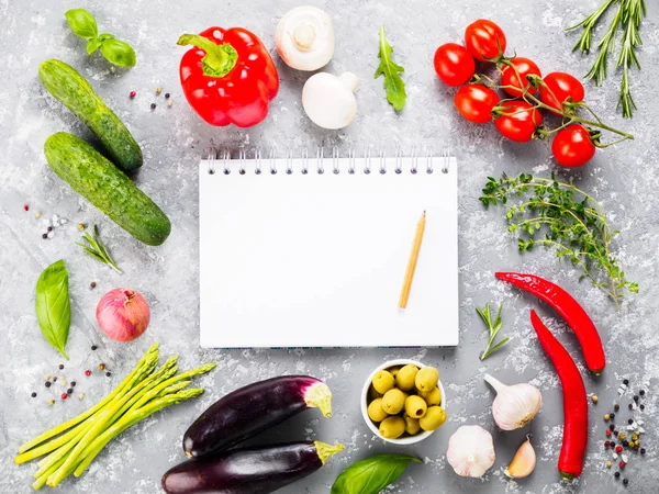 Cuaderno Con Lápiz Ingredientes Para Cocinar Verduras Hierbas Sobre Fondo — Foto de Stock