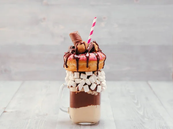 Choklad Och Munkar Extrema Milkshake Med Marshmallow Och Andra Sötsaker — Stockfoto