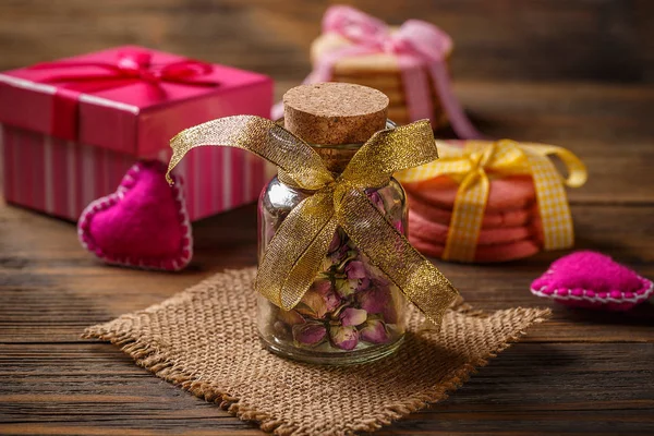 Rose Rügyek Tea Üvegedénybe Úgy Érezte Szív Ajándék Cookie Kat — Stock Fotó