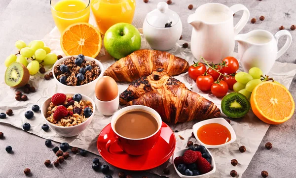 Desayuno Servido Con Café Zumo Naranja Croissants Huevo Cereales Frutas — Foto de Stock