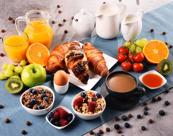 Desayuno Servido Con Café Zumo Naranja Croissants Huevo Cereales Frutas — Foto de Stock