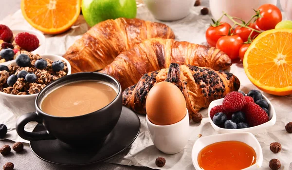 Colazione Servita Con Caffè Succo Arancia Croissant Uova Cereali Frutta — Foto Stock