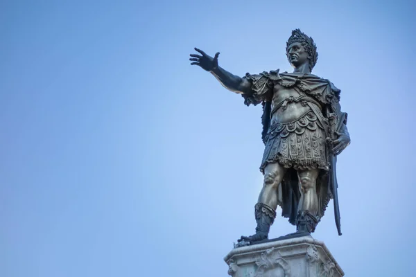 Estátua Bronze Imperador Augusto Frente Céu Azul Augsburgo Baviera Alemanha — Fotografia de Stock