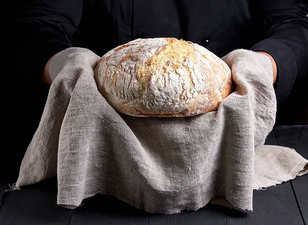 Pieczony Okrągły Chleb Domowej Roboty Szarej Serwetce — Zdjęcie stockowe