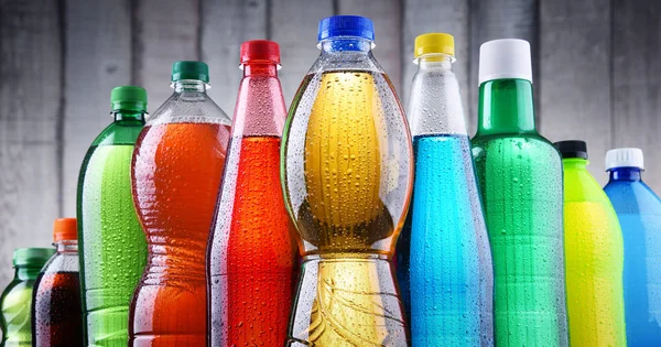 Plastic Flessen Van Diverse Koolzuurhoudende Frisdranken Verschillende Kleuren — Stockfoto