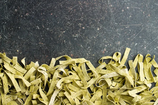 Pasta Cruda Italiana Tagliatelle Secche Con Spinaci Sul Vecchio Tavolo — Foto Stock