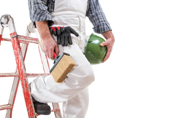 Malergehilfe Auf Der Leiter Mit Weißem Arbeitsanzug Hält Den Pinsel — Stockfoto