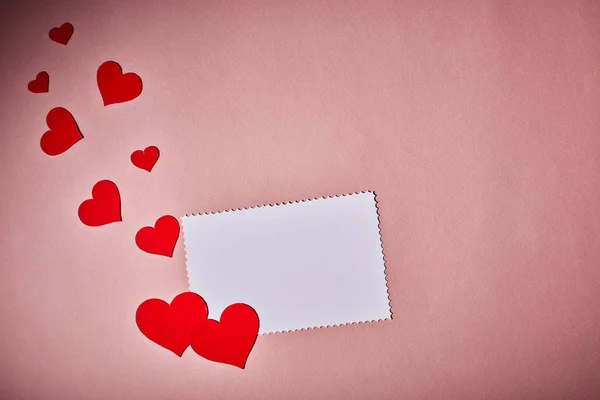 Corazones Decorativos Rojos Hoja Blanco Sobre Fondo Rosa Con Espacio —  Fotos de Stock