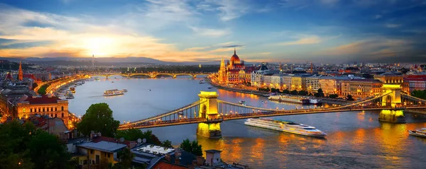 Parlament Mosty Budapeszcie Oświetlone Wieczorem Węgry — Zdjęcie stockowe