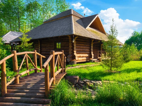 Drewniany Dom Lesie Lecie — Zdjęcie stockowe