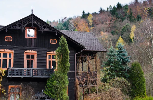 Όμορφη Κατοικία Εξοχικό Σπίτι Στο Λόφο Φθινόπωρο Κήπος Φθινόπωρο Χρώματα — Φωτογραφία Αρχείου