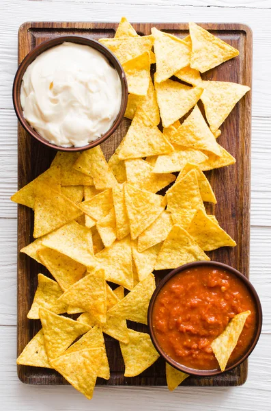 Nachos Chips Maíz Con Tomate Picante Salsas Queso Concepto Comida —  Fotos de Stock